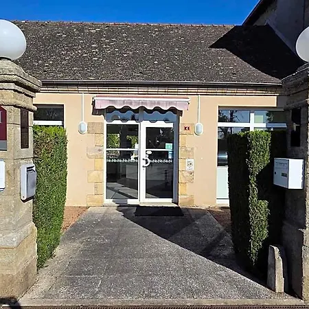فندق Logis Restaurant Bar Du Commerce - Maison Robin 3*